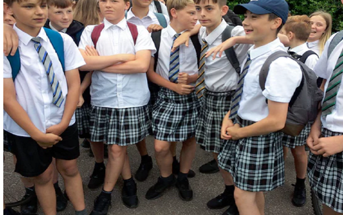Nam sinh mặc váy đi học để phản đối lệnh cấm quần sooc