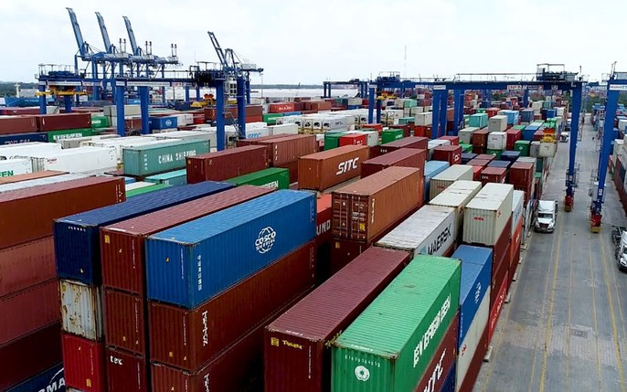 Hàng ngàn container liên quan tới Nga kẹt cứng ở 1 cảng quan trọng của châu  Âu Ác mộng
