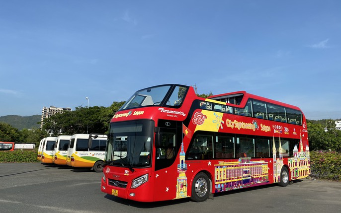 Những chiếc xe buýt 2 tầng đã trở thành biểu tượng của đất nước Anh. Hãy khám phá vẻ đẹp độc đáo của những tuyến xe buýt 2 tầng tại các đô thị lớn của Việt Nam như TP.HCM. Tuyến xe buýt 2 tầng không chỉ là phương tiện di chuyển mà còn là điểm đến du lịch hấp dẫn.