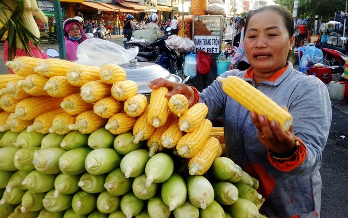 Sinh viên Đại Học Tôn Đức Thắng  TOP CÁC MÓN ĂN LÀM VỚI TRÁI BẮP NGÔ 1 Bắp  luộc 2 Bắp nướng 3 Chè bắp 4 Sữa bắp vv 1 Bắp 