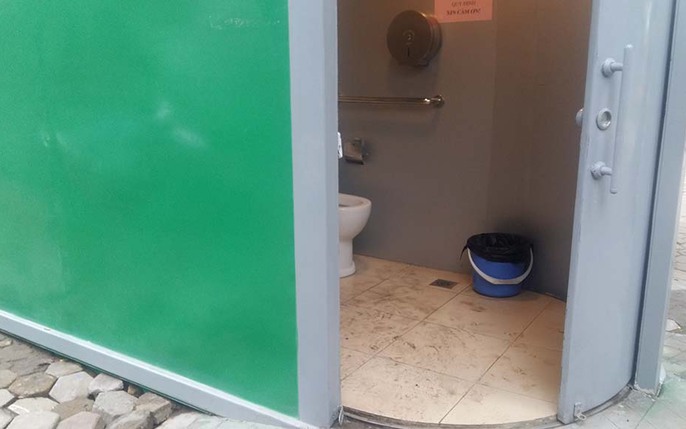 Bỉ bai cô lao công dọn dẹp toilet, 2 sinh viên mới ra trường lĩnh ngay cái  kết đắng khi người này xuất hiện