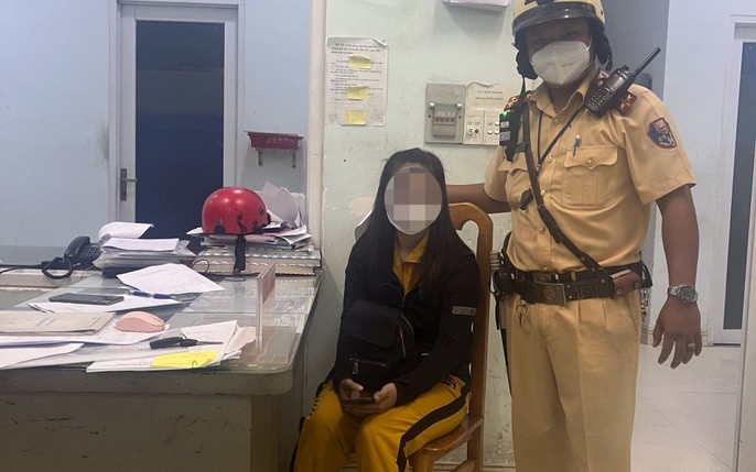 CSGT Bình Triệu kịp giữ tay, kéo cô gái khỏi lan can cầu khi định tự tử vì 'chuyện tình cảm'