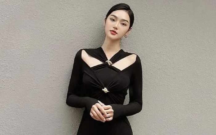 Đầm đen tay dài phối ren cổ vuông gợi cảm | Chiaki.vn