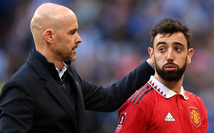 Bruno xin lỗi vì khiến Ten Hag bị sa thải 3 HLV Erik ten Hag mạo hiểm với Bruno Fernandes