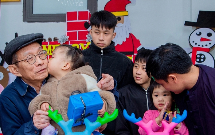 Thầy Khang và các cháu bé Làng Nủ