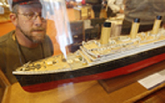 Mô Hình Tàu Thuỷ RMS Titanic  Trưng Bày Sang Trọng  Gỗ Tự Nhiên  Thân  60cm Đèn LED Màu Showroom Tàu Thuyền Mô Hình Quà Tặng Gỗ Mỹ Nghệ