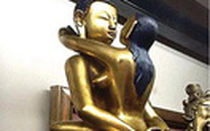Tượng Phật: Được điêu khắc tỉ mỉ từ thủ công, tượng Phật thể hiện sự tôn trọng và lòng kính trọng Phật giáo. Với những chi tiết đẹp mắt, tượng Phật sẽ trở thành một điểm nhấn thanh tịnh cho không gian sống của bạn.