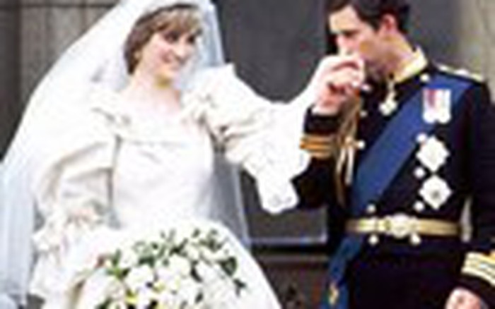 Giày cưới công nương Diana chứa thông điệp bí mật gửi thái tử Charles