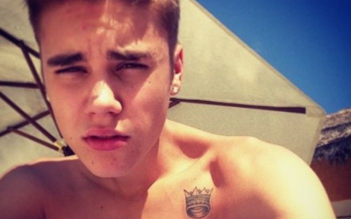 Justin Bieber bán nude khoe body ngập hình xăm trên đường phố