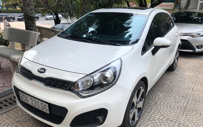  El precio de la puerta del Kia Rio de autos usados ​​por debajo de un millón de dong es atractivo para los clientes vietnamitas