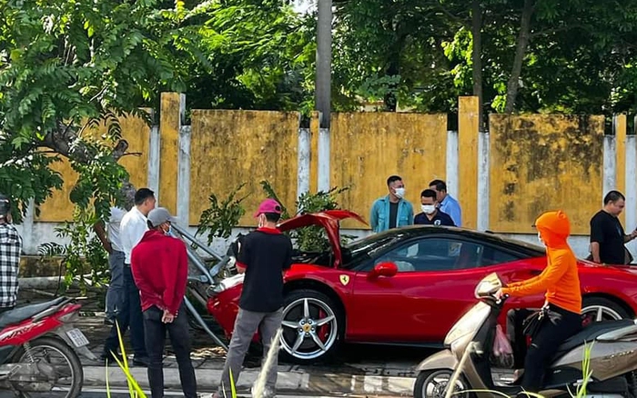 Siêu xe bạc tỉ Ferrari 488 nát đầu ở Hà Nội