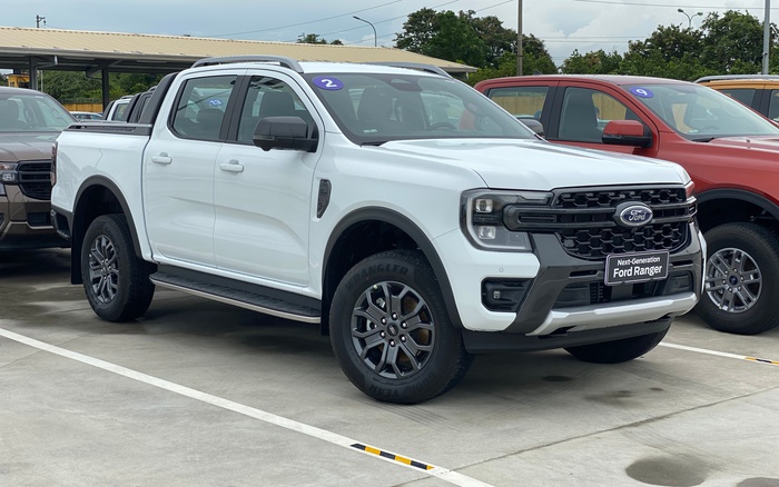 Dán decal tem sườn xe hơi ô tô Ford đẹp giá rẻ ở tphcm
