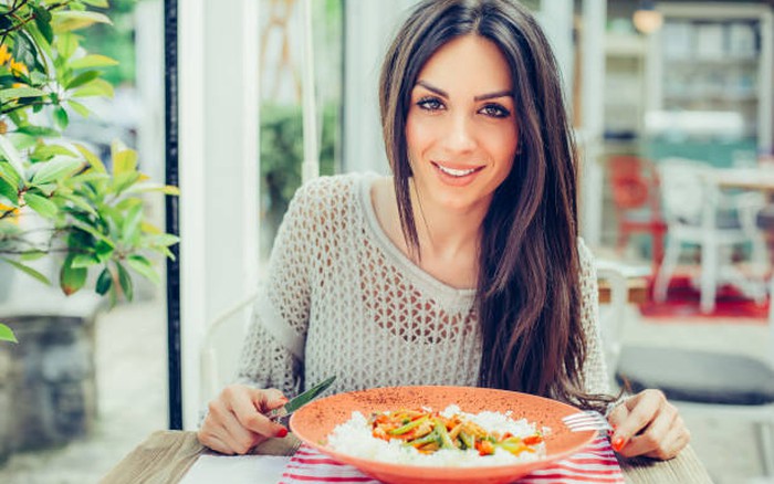 Rủi ro sức khỏe khi người cao tuổi không ăn cơm