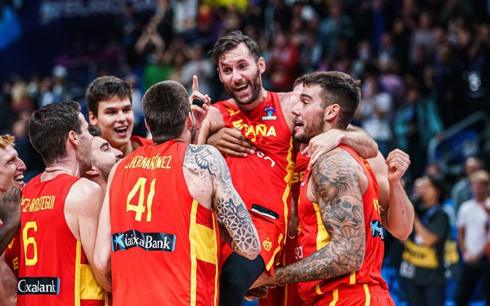 EuroBasket 2022: Cùng xem ảnh về EuroBasket 2022, giải đấu bóng rổ hàng đầu của châu Âu, với những trận đấu gay cấn và những cầu thủ tại năng đến từ nhiều quốc gia khác nhau. Không chỉ là sự kiện thể thao hấp dẫn, EuroBasket 2022 còn mang đến cho người xem những giây phút đầy cảm xúc.
