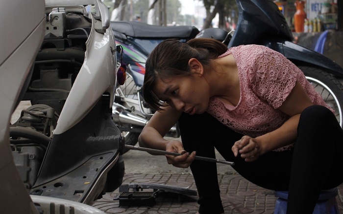 Đó không phải là chuyện lạ khi cô gái đang sửa xe máy. Bất cứ ai cũng có thể trở thành một thợ sửa xe máy giỏi nếu có đam mê và sự cầu tiến. Hãy xem hình ảnh cô gái sửa xe máy và cảm nhận sự mạnh mẽ của người phụ nữ Việt Nam trong những công việc đòi hỏi sức lực và nhanh nhẹn.
