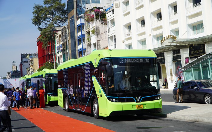 Xe buýt điện thông minh của VinFast chính thức lăn bánh tại TPHCM