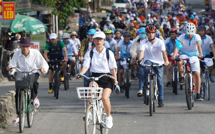 Cận cảnh hồ Gươm trở thành trường đua xe đạp cho người dân tập thể dục  buổi sáng  Báo Người lao động