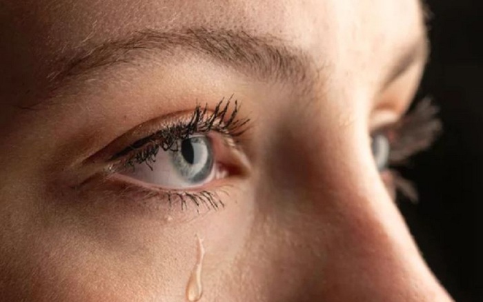 Sự kết hợp giữa sưng mắt và khóc có thể khiến bạn cảm thấy không thoải mái. Hãy xem hình ảnh liên quan để tìm hiểu lý do tại sao điều này xảy ra và cách giải quyết tình trạng này nhé.