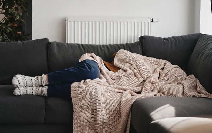 Làm sao để ngủ ngon khi phải nằm trên ghế sofa?