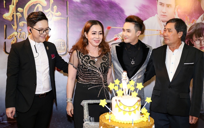 Huỳnh Lập đón sinh nhật ấm cúng giữa tình cảm của hơn 500 fan ruột