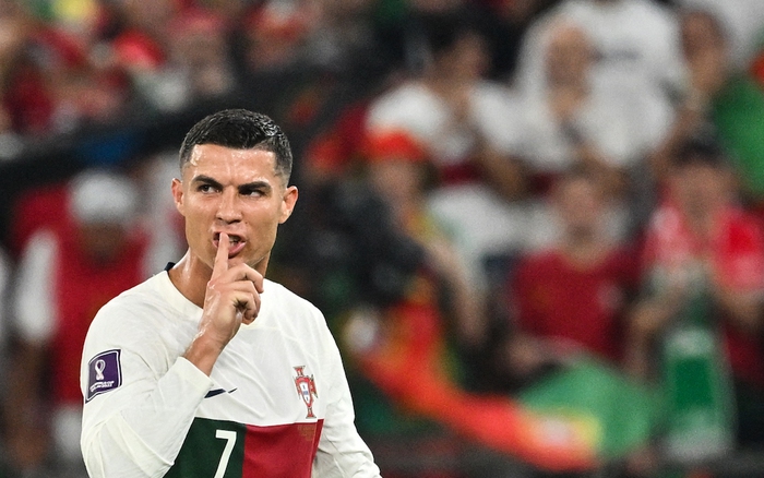 HLV tuyển Bồ Đào Nha đáp trả hành vi xấu của Ronaldo