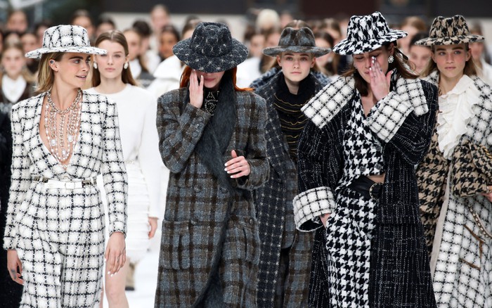 Người mẫu vừa đi vừa khóc trong bộ sưu tập Chanel cuối cùng của Karl  Lagerfeld