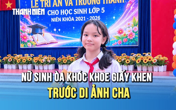 Khoảnh khắc xúc động: Nữ sinh òa khóc khoe giấy khen trước di ảnh cha