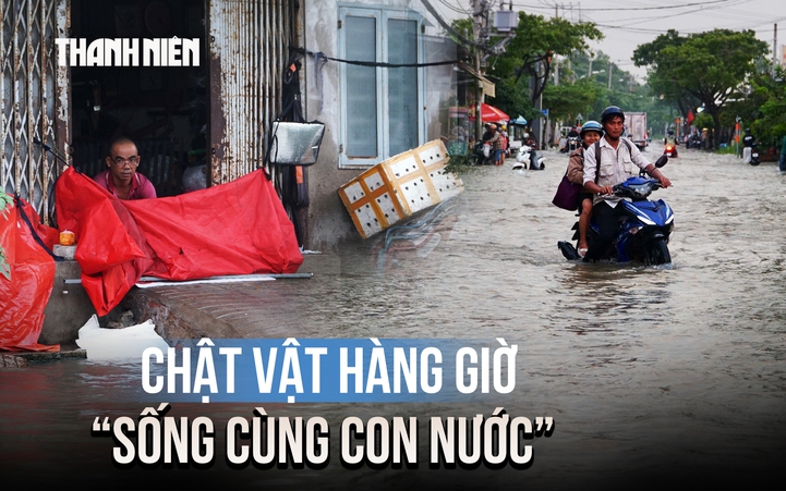 Khổ sở vì triều cường dâng cao ở TP.HCM, người dân chật vật chờ nước rút