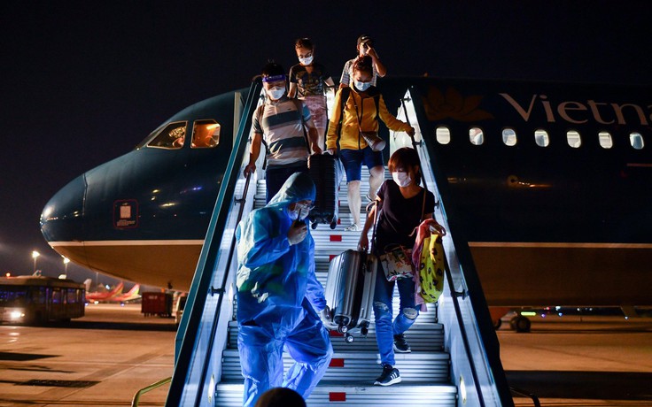 Chuyến bay quốc tế thường lệ đầu tiên năm 2022 hạ cánh Tân Sơn Nhất