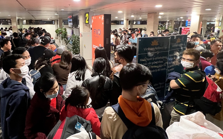 Chật ních người chờ cả tiếng lấy hành lý tại sân bay Tân Sơn Nhất lúc nửa đêm