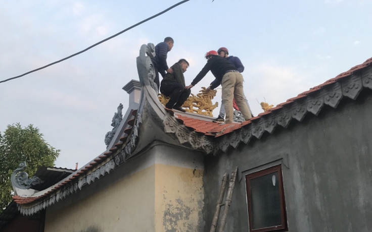 Thái Bình: Chém bác rể của vợ tử vong rồi leo lên nóc đền ngồi