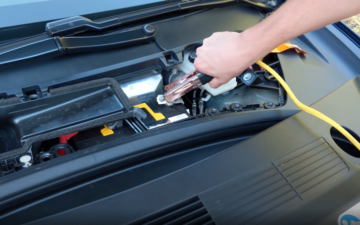 Vì sao ô tô điện vẫn phải dùng bình ắc-quy axit chì 12V?