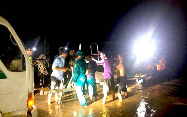 Gia Lai: Điều ca nô đến vùng ngập lụt đưa sản phụ đi sinh