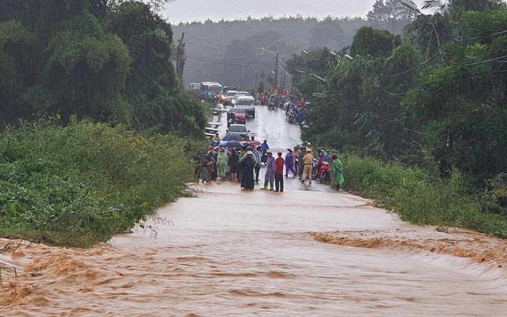 Kon Tum: Mưa lớn khiến đường ngập sâu, giao thông ách tắc