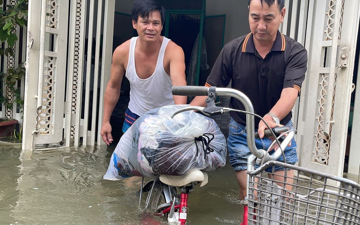 Ngập lụt dai dẳng ở miền Trung