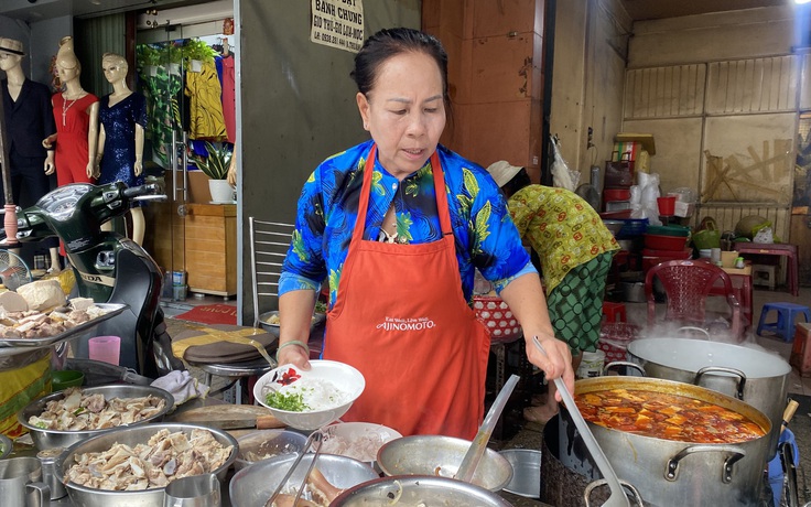 Bún mọc bình dân nức tiếng chợ An Đông: 4 nồi nước lèo/ngày, 10 người phụ giúp