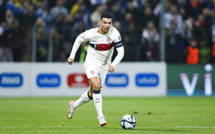 CĐV định tấn công Cristiano Ronaldo nhưng bất thành