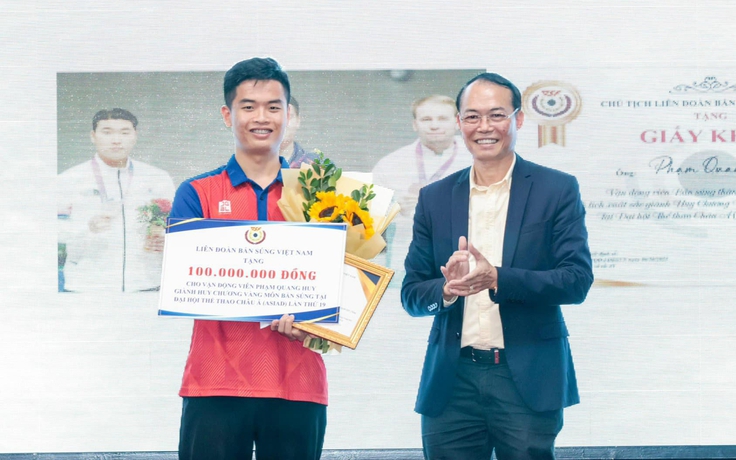 Nhà vô địch ASIAD Phạm Quang Huy nhận thưởng lớn, HLV Hoàng Xuân Vinh nhắn nhủ học trò