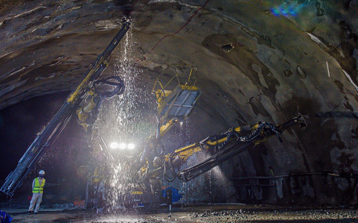 Cận cảnh xuyên đêm thi công hầm 3.200m cao tốc Quảng Ngãi - Hoài Nhơn