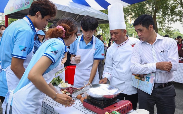 Sinh viên thể hiện khả năng nấu mì tại Ngày hội “Sinh viên sống khỏe sống chất”