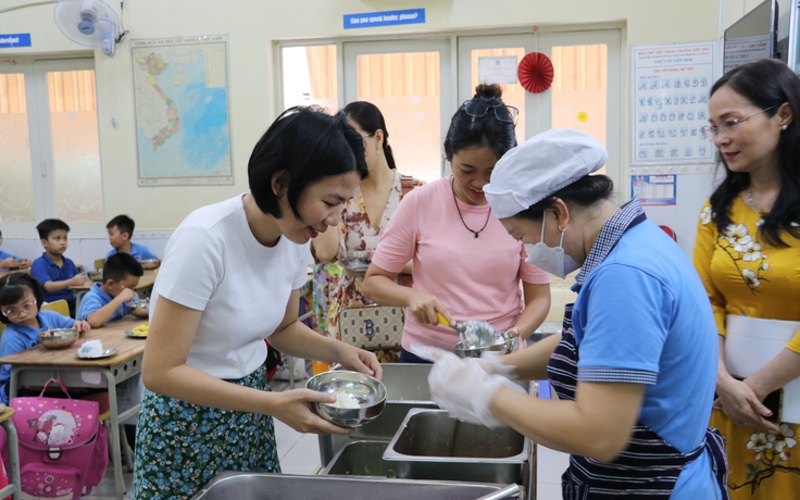 Trường học TP.HCM mời cha mẹ vào ăn cơm bán trú cùng con