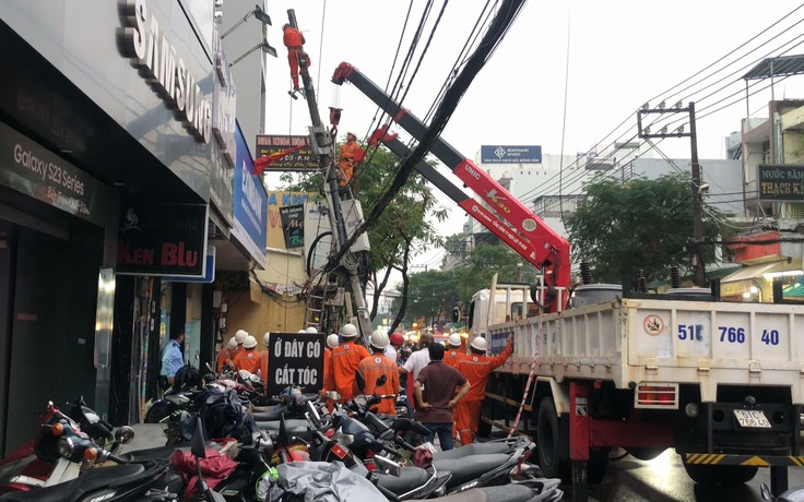 Hú vía vì trụ điện trung hạ thế ở TP.HCM nghiêng vào nhà dân