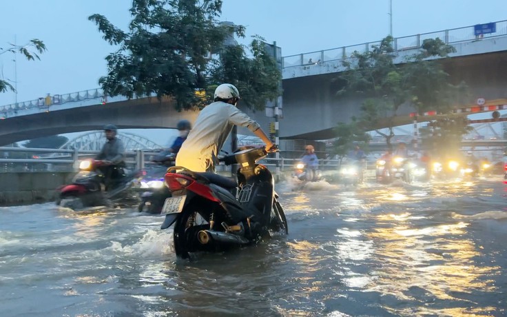 Than thở ngày triều cường dâng cao ở TP.HCM: ‘Còn làm ăn gì nữa’