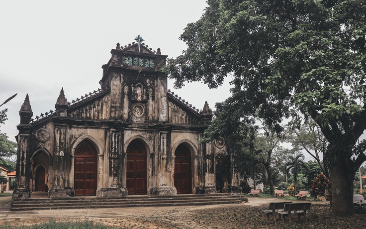 Vẻ đẹp nhà thờ đá gần 120 năm được xây dựng bằng nhựa cây ở Đà Nẵng