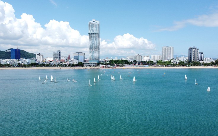 Cận cảnh giải đua thuyền buồm lần đầu tổ chức tại bãi biển Quy Nhơn