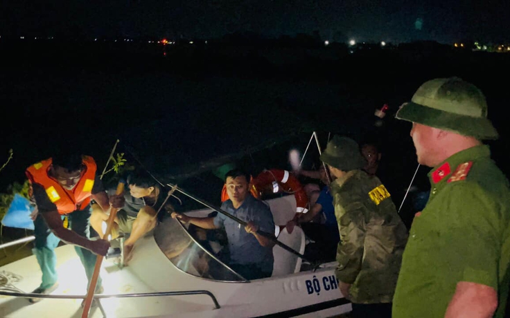 Ứng cứu 9 công nhân thi công cao tốc Bắc - Nam bị nước lũ cô lập