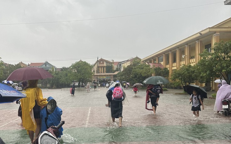 Quảng Bình: Lụt bất ngờ, phụ huynh vội đến cõng con lội nước rời khỏi trường