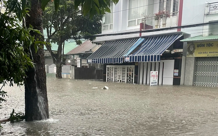 TP.Kon Tum ngập sâu do mưa lớn