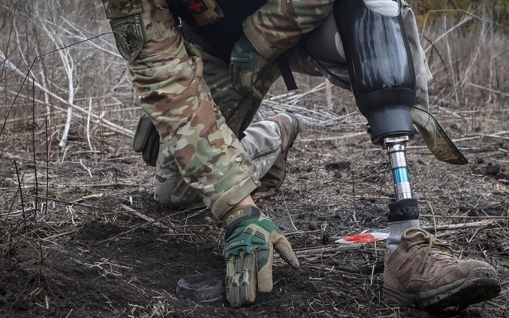 Công binh Ukraine mất chân vì mìn vẫn trở lại tiếp tục rà phá