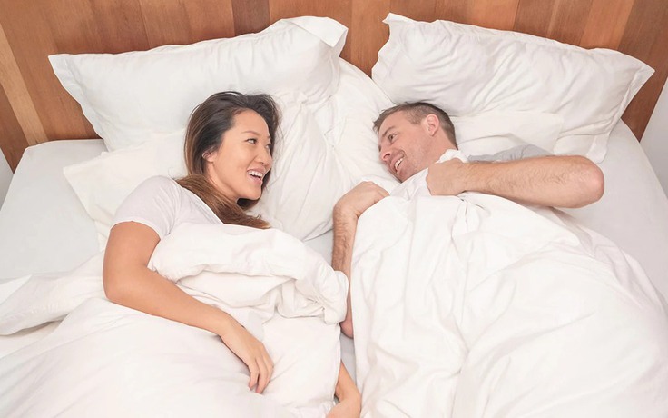 Ngày mới với tin tức sức khỏe: 41% cặp vợ chồng thích đắp chăn riêng khi ngủ